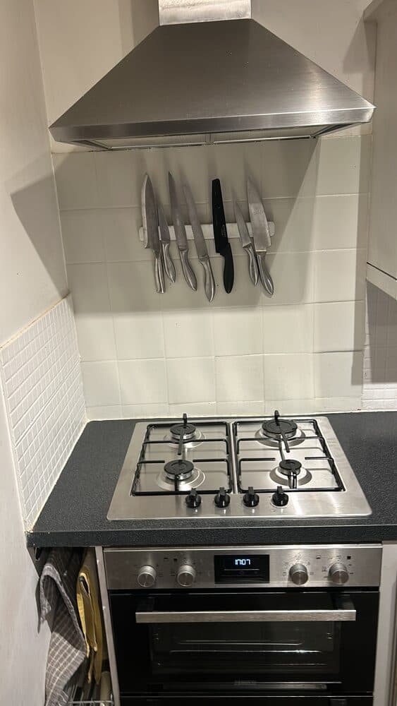 Gas hob and extractor hood installation