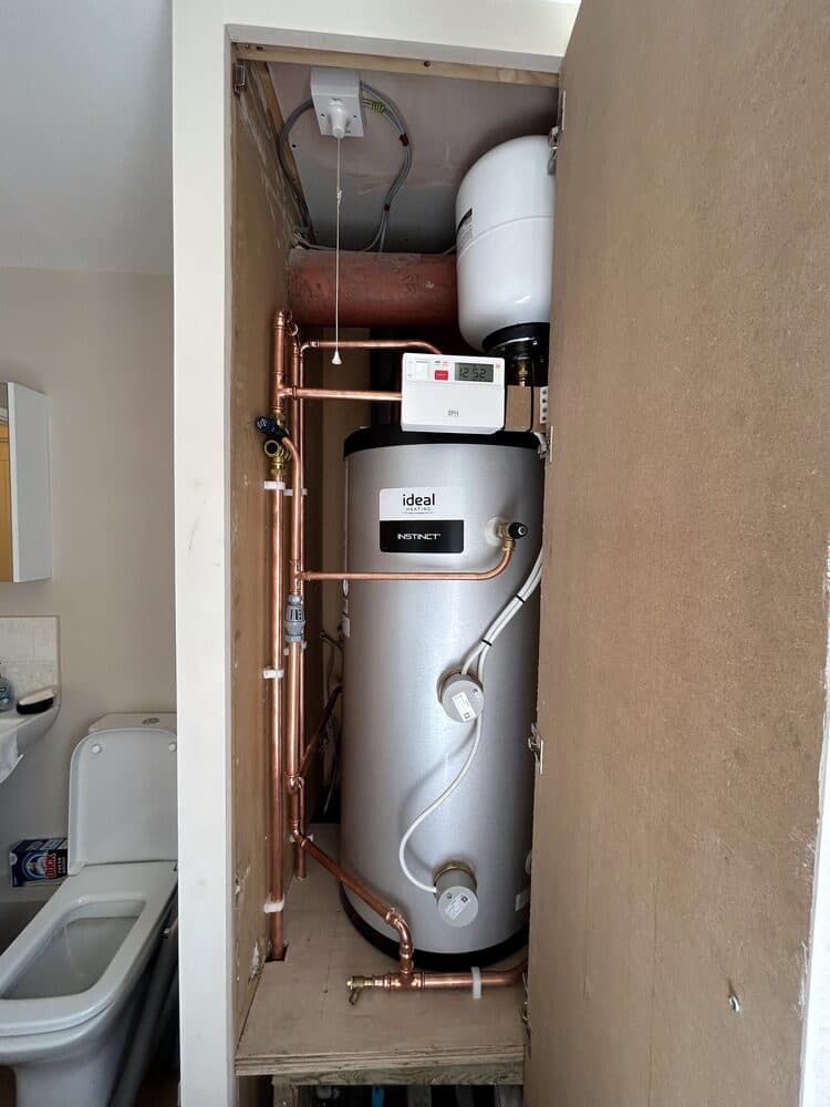Twin-tank hot water cylinder installation