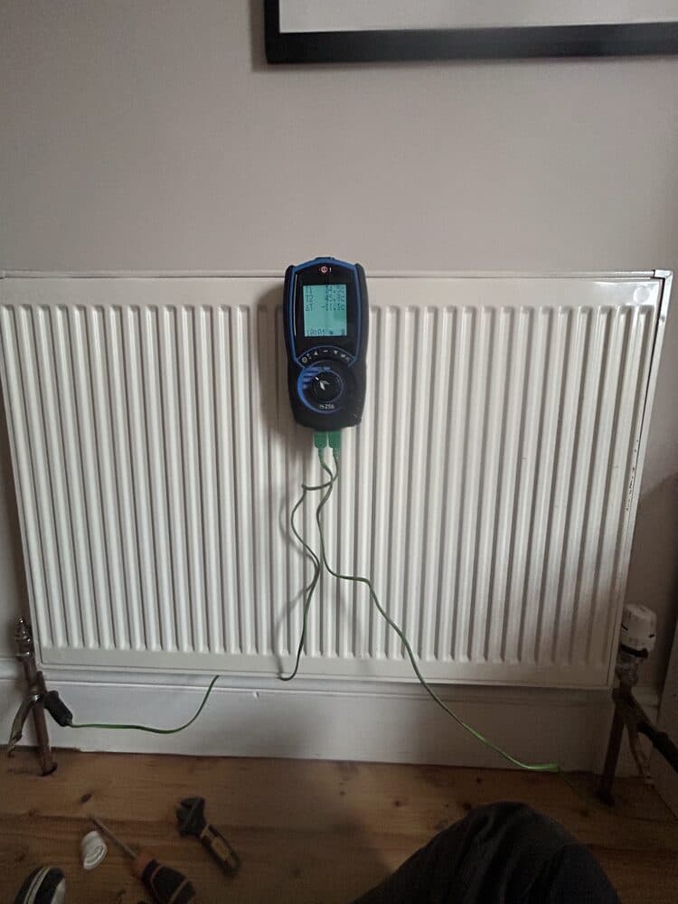Smart thermostat control fitted to a radiator